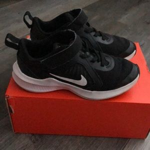 Kids Nike Downshifter 10 sneakers